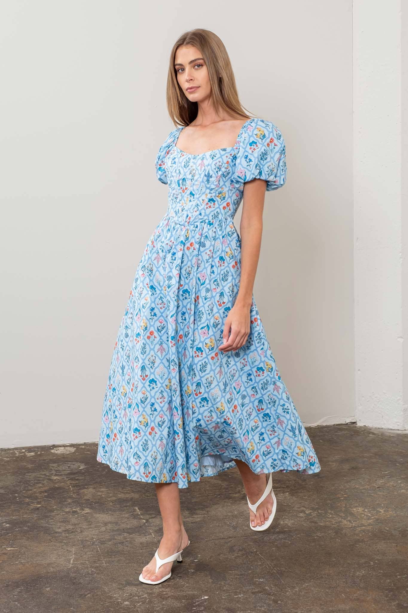 FLORAL BOUQUET PUFF SLEEVE CORSET MIDI DRESS: BLUE