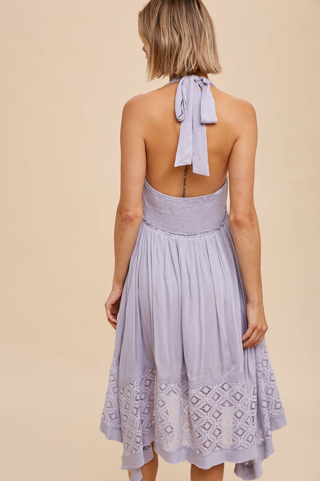HALTER LACE TRIM MIDI DRESS: MORNING FOG / S