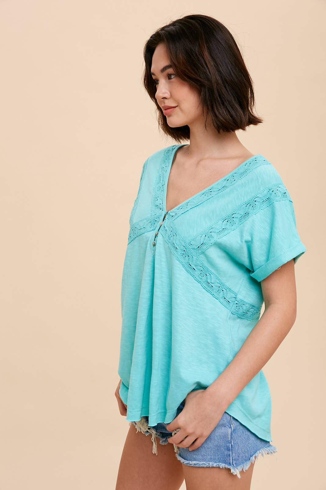 LACE ACCENT HENLEY TEE: HOT PINK / L