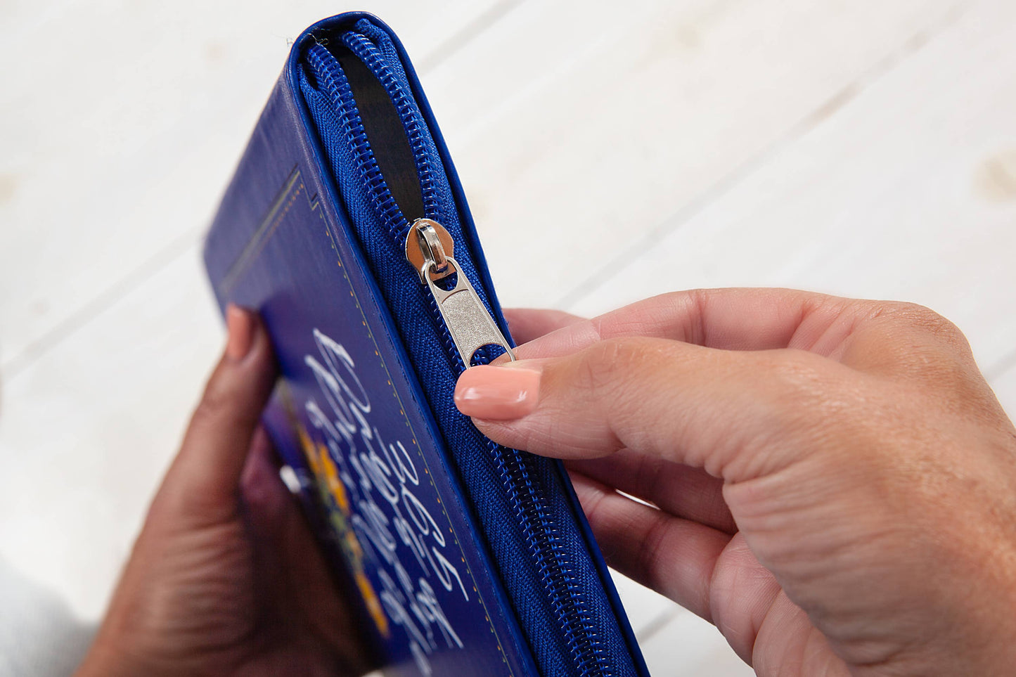 365 Days of Prayer for Life (Zippered Prayer Devotional)