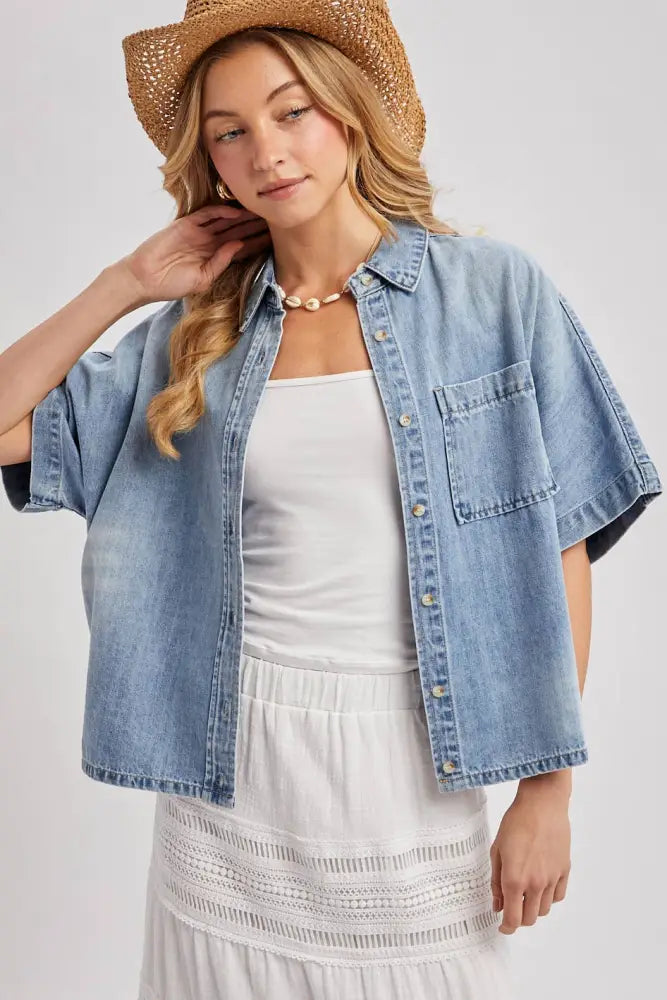DENIM BUTTON DOWN SHORT SLEEVE BOXY SHIRT: MED.WASH / S/M