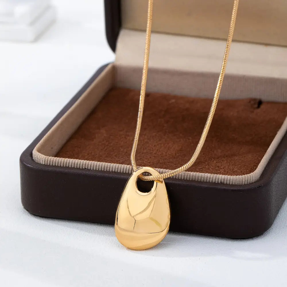 Sculptural Teardrop Pendant Necklace | 80N93028: Gold