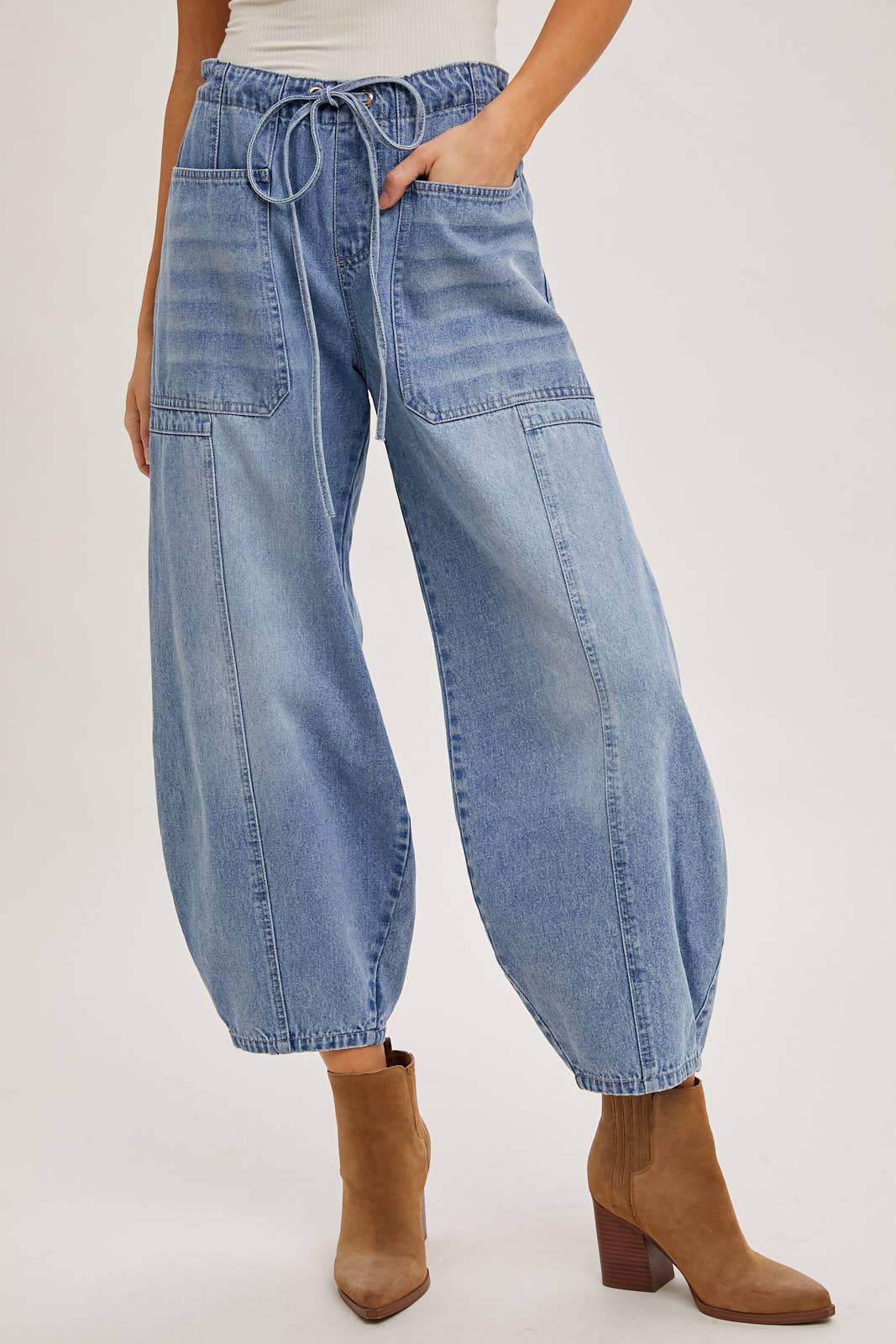 MID-WAIST DRAWSTRINGS BARREL JEANS: MED.WASH