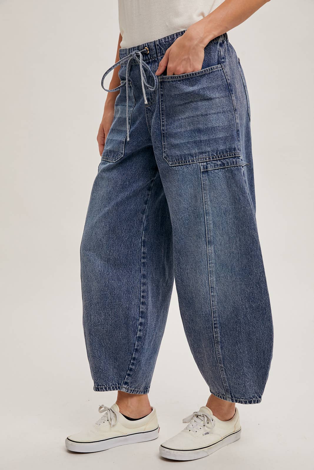 MID-WAIST DRAWSTRINGS BARREL JEANS: LT.WASH