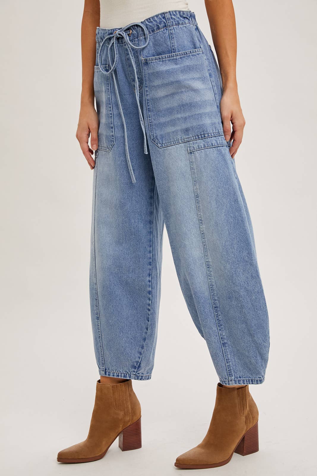 MID-WAIST DRAWSTRINGS BARREL JEANS: LT.WASH