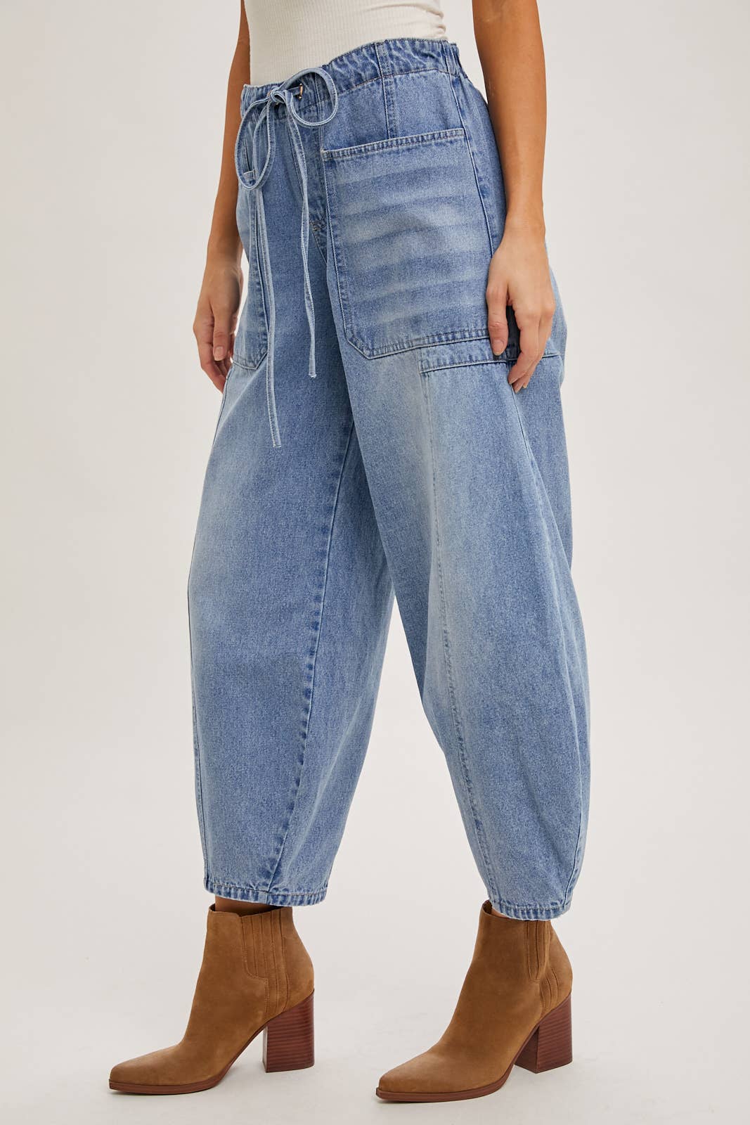 MID-WAIST DRAWSTRINGS BARREL JEANS: LT.WASH