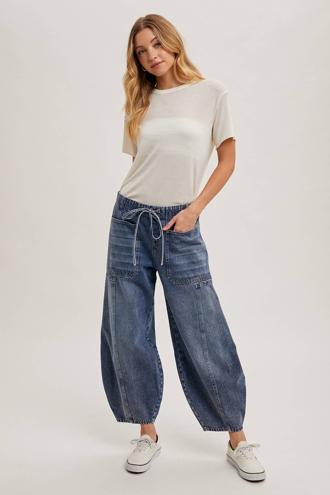 MID-WAIST DRAWSTRINGS BARREL JEANS: LT.WASH