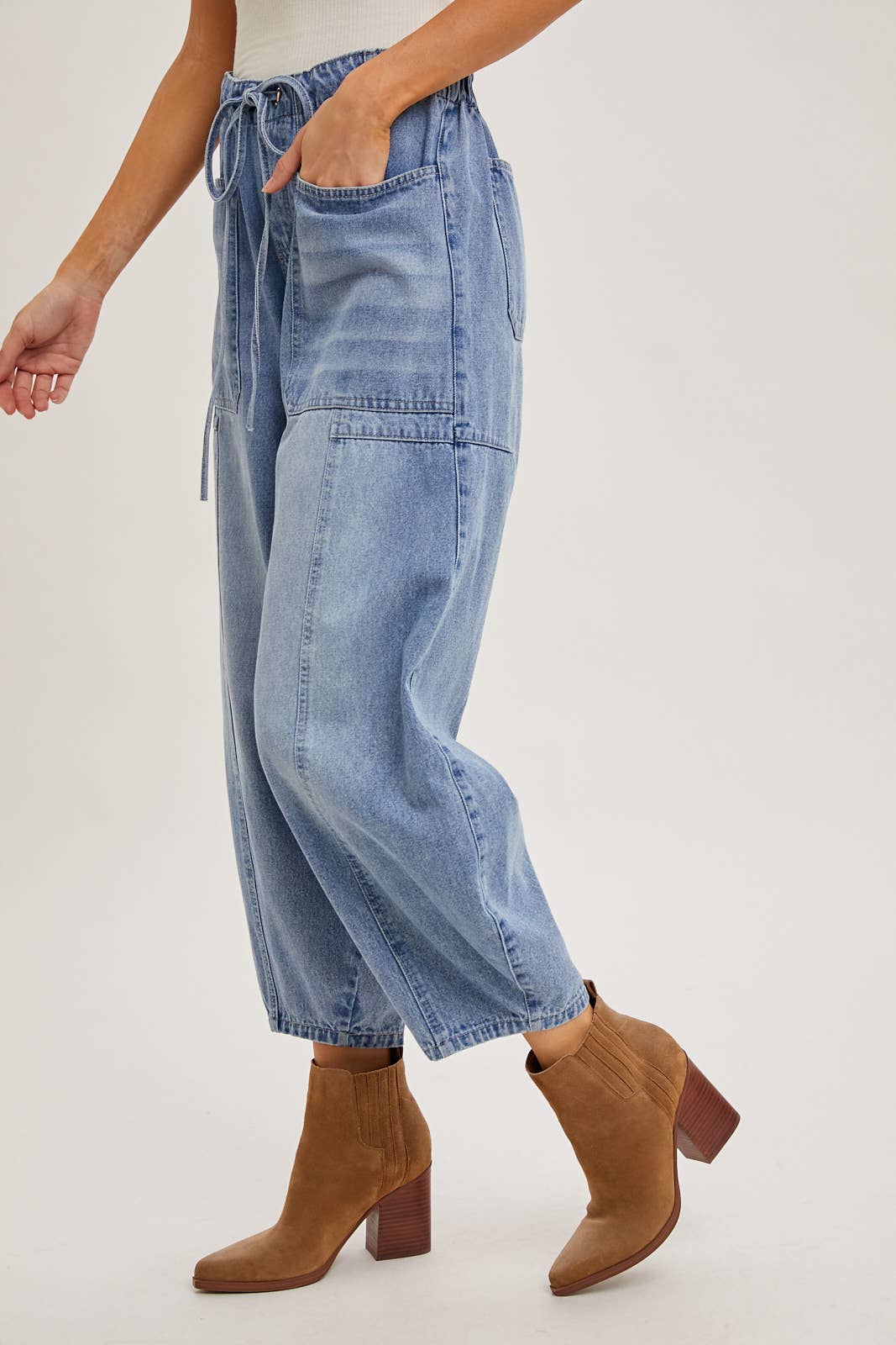 MID-WAIST DRAWSTRINGS BARREL JEANS: LT.WASH