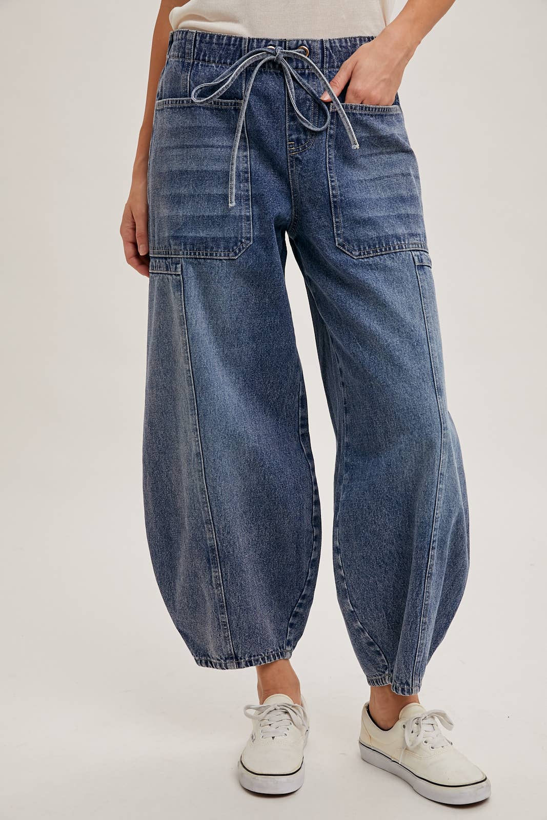MID-WAIST DRAWSTRINGS BARREL JEANS: LT.WASH