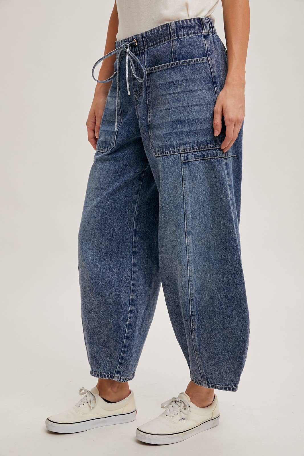 MID-WAIST DRAWSTRINGS BARREL JEANS: LT.WASH