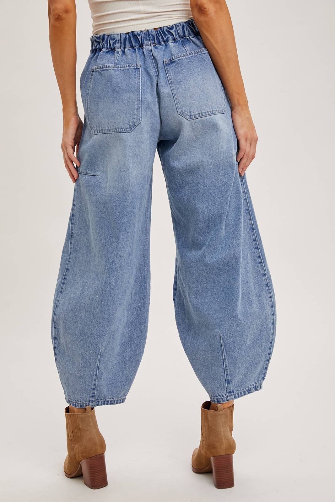MID-WAIST DRAWSTRINGS BARREL JEANS: MED.WASH