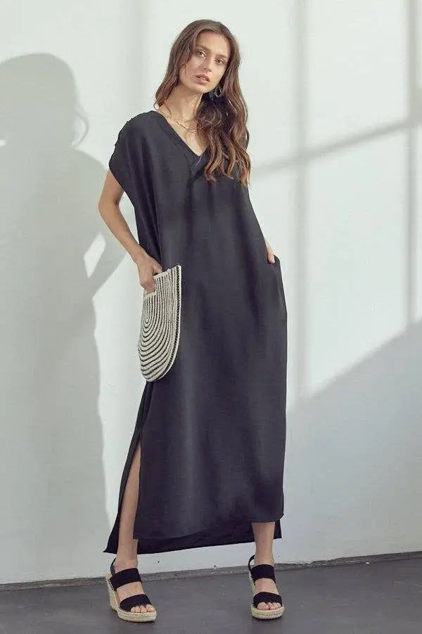 BLACK V-NECK BOXY MAXI DRESS WITH SIDE SLITS - Posh Finds