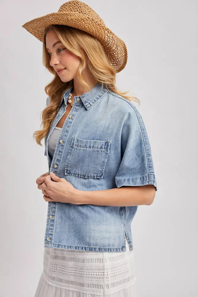 DENIM BUTTON DOWN SHORT SLEEVE BOXY SHIRT: MED.WASH / M/L