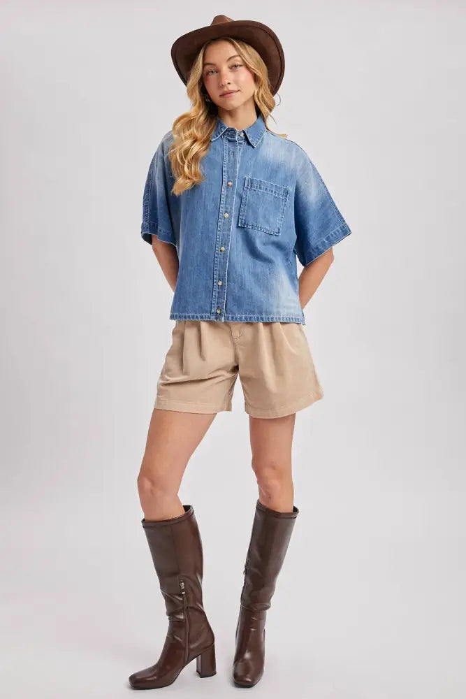 DENIM BUTTON DOWN SHORT SLEEVE BOXY SHIRT: MED.WASH / M/L