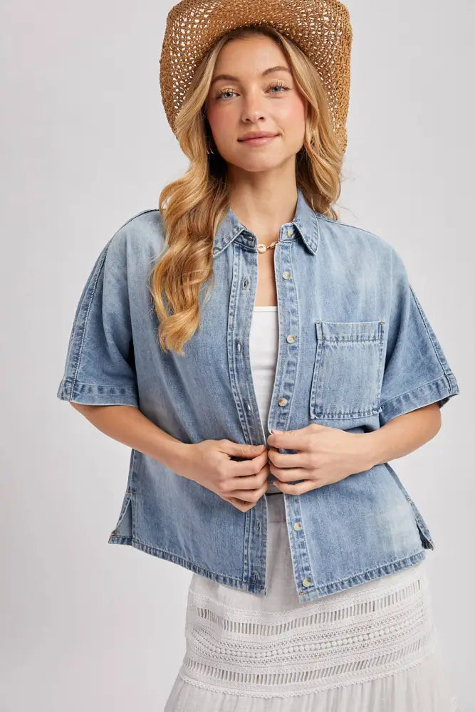 DENIM BUTTON DOWN SHORT SLEEVE BOXY SHIRT: MED.WASH / M/L
