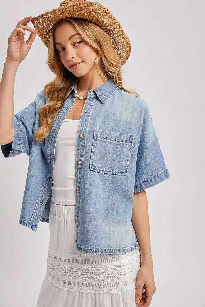 DENIM BUTTON DOWN SHORT SLEEVE BOXY SHIRT: MED.WASH / M/L