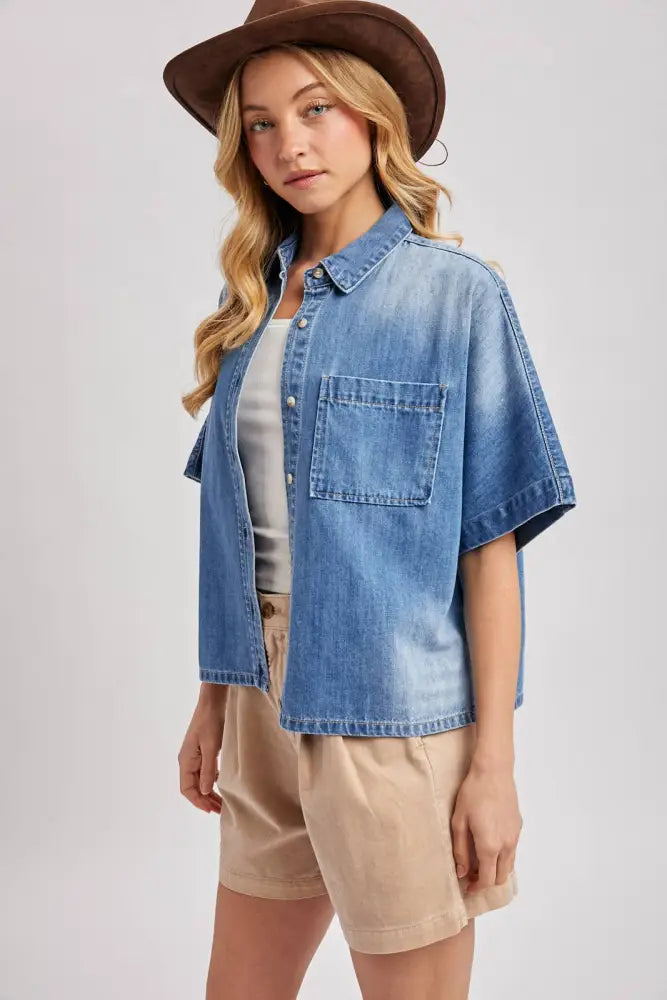 DENIM BUTTON DOWN SHORT SLEEVE BOXY SHIRT: MED.WASH / M/L