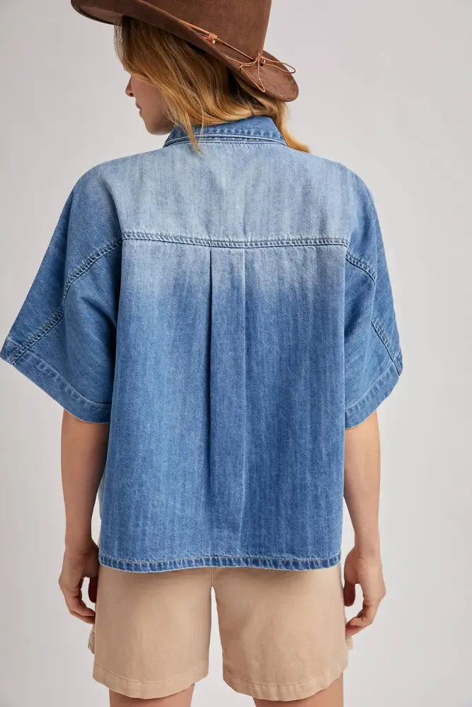 DENIM BUTTON DOWN SHORT SLEEVE BOXY SHIRT: MED.WASH / M/L