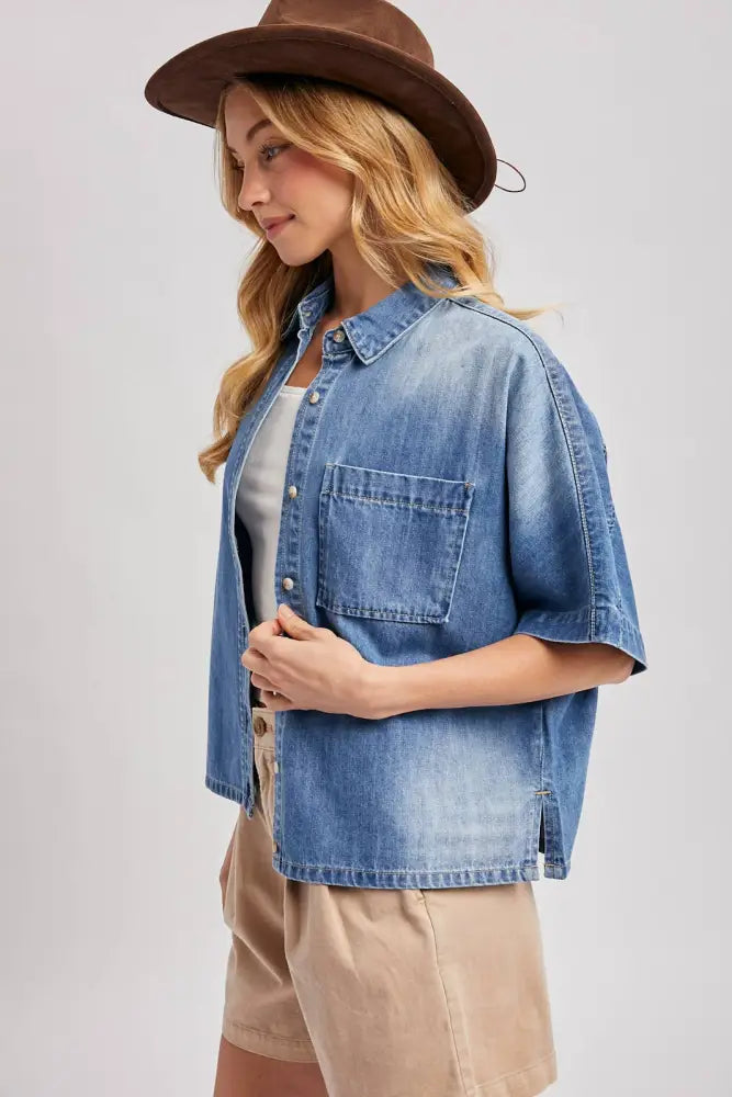 DENIM BUTTON DOWN SHORT SLEEVE BOXY SHIRT: MED.WASH / M/L