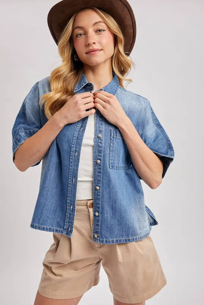 DENIM BUTTON DOWN SHORT SLEEVE BOXY SHIRT: MED.WASH / S/M
