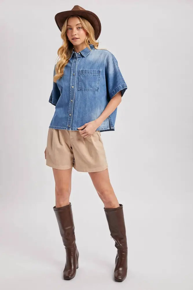 DENIM BUTTON DOWN SHORT SLEEVE BOXY SHIRT: MED.WASH / S/M
