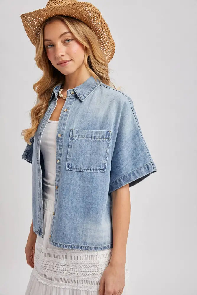 DENIM BUTTON DOWN SHORT SLEEVE BOXY SHIRT: MED.WASH / S/M