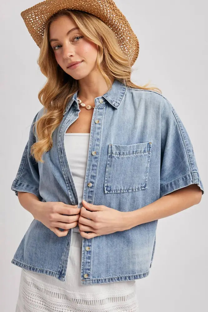 DENIM BUTTON DOWN SHORT SLEEVE BOXY SHIRT: MED.WASH / S/M