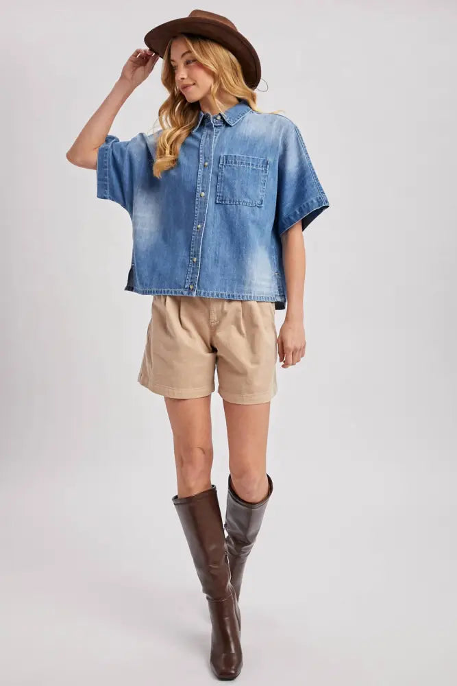 DENIM BUTTON DOWN SHORT SLEEVE BOXY SHIRT: MED.WASH / S/M