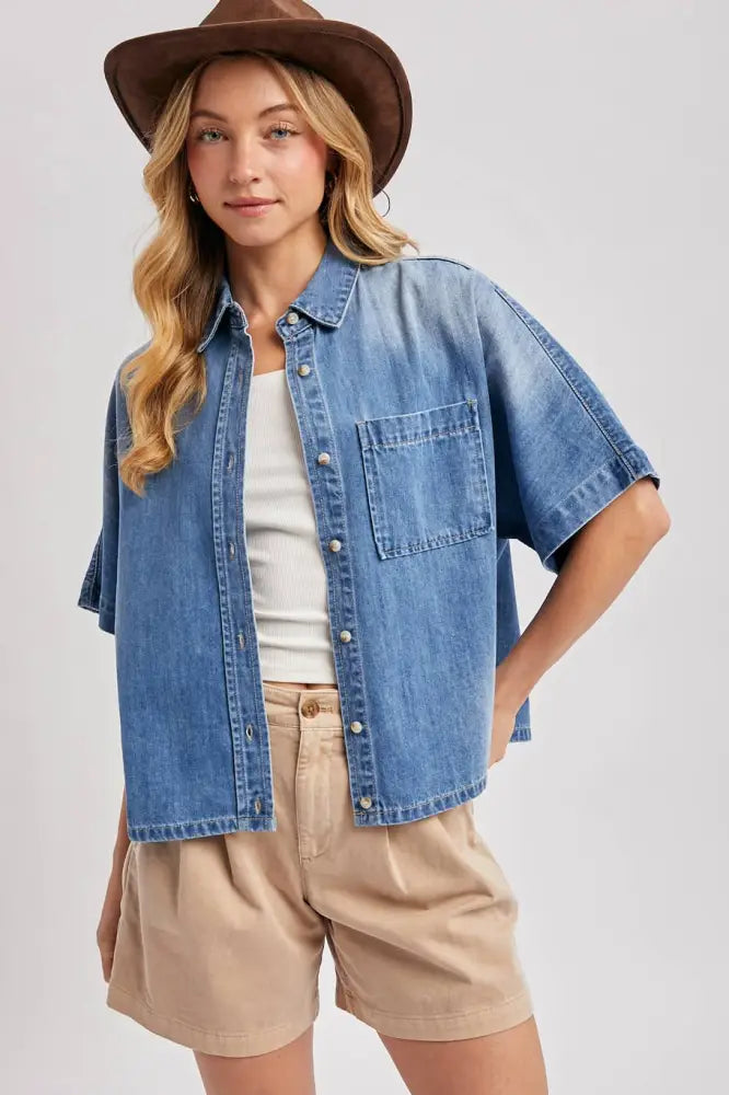 DENIM BUTTON DOWN SHORT SLEEVE BOXY SHIRT: MED.WASH / S/M