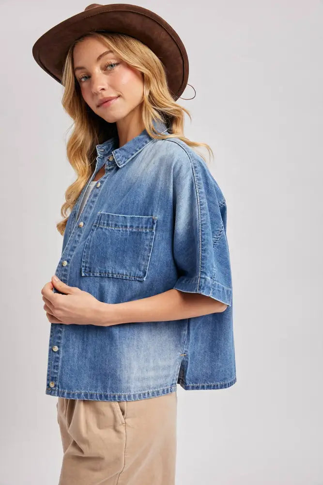 DENIM BUTTON DOWN SHORT SLEEVE BOXY SHIRT: MED.WASH / S/M