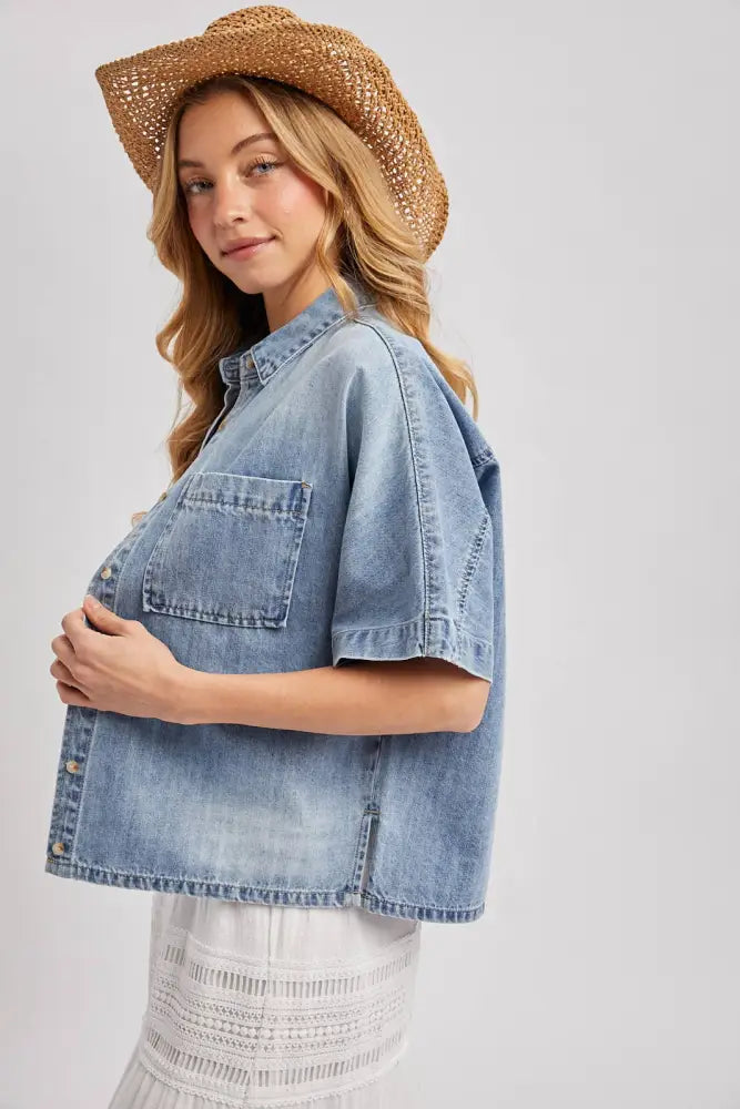 DENIM BUTTON DOWN SHORT SLEEVE BOXY SHIRT: MED.WASH / S/M