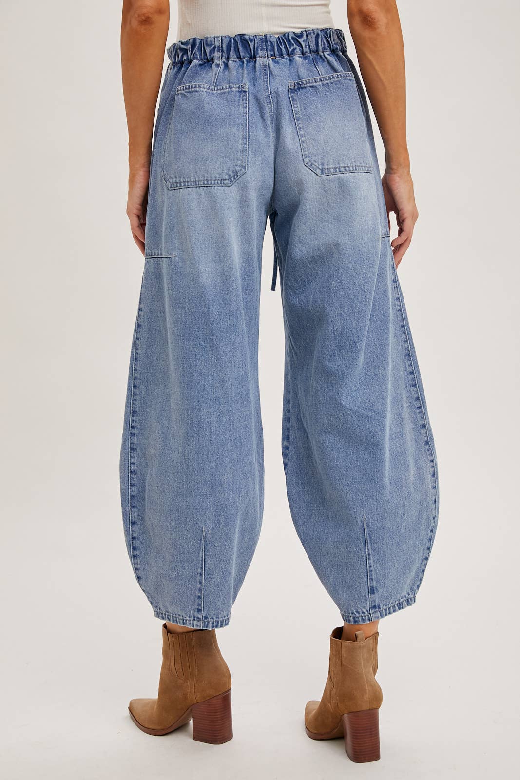 MID-WAIST DRAWSTRINGS BARREL JEANS: LT.WASH