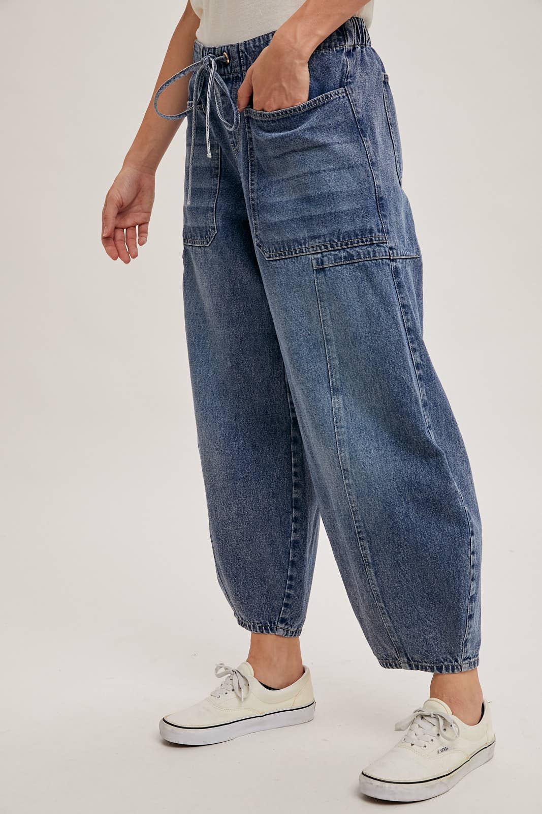 MID-WAIST DRAWSTRINGS BARREL JEANS: LT.WASH