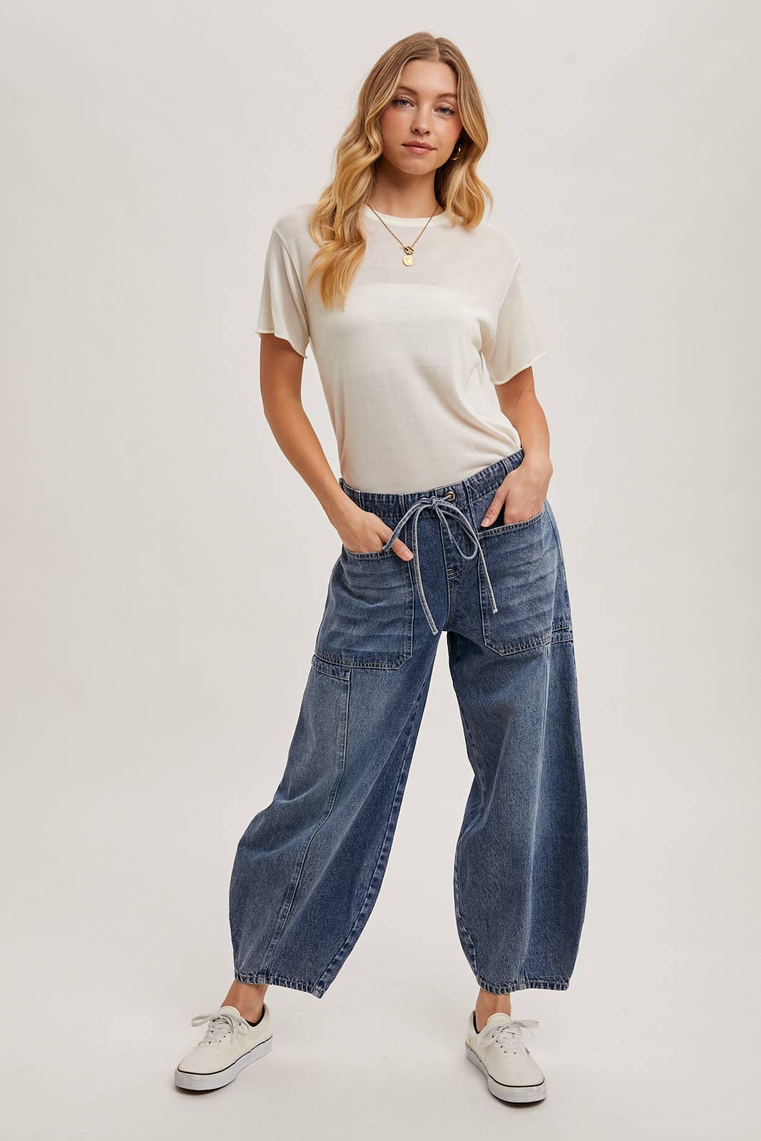 MID-WAIST DRAWSTRINGS BARREL JEANS: MED.WASH
