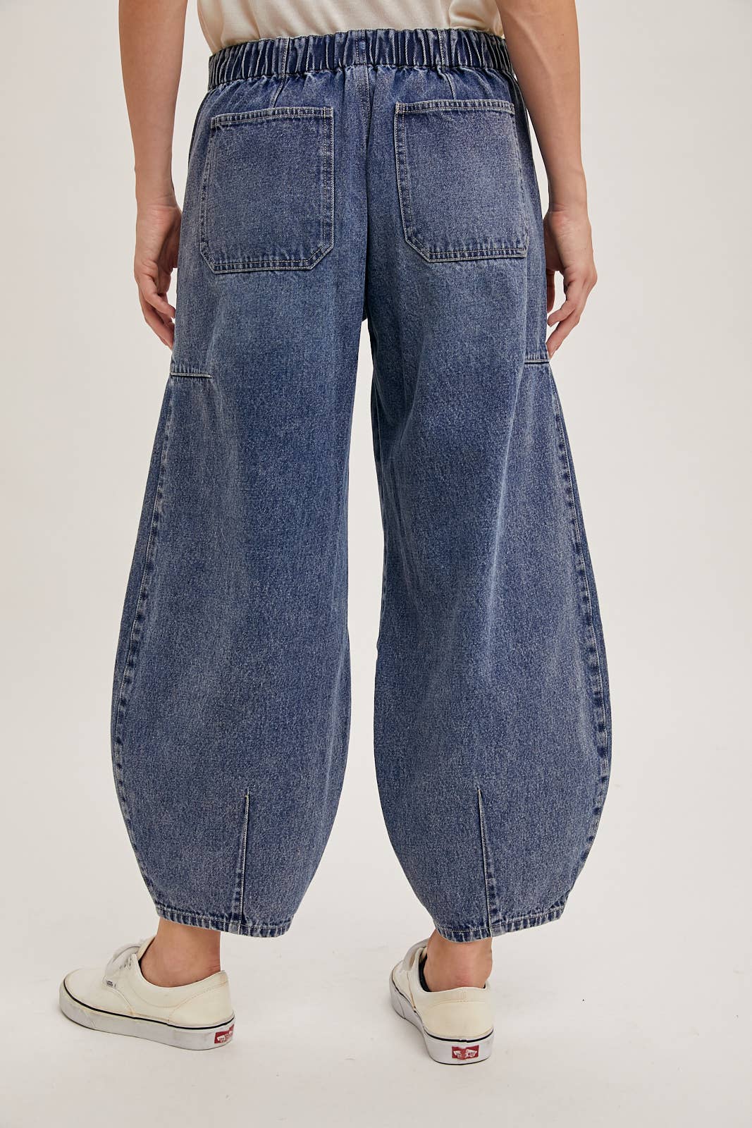 MID-WAIST DRAWSTRINGS BARREL JEANS: MED.WASH