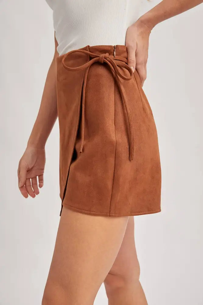 FAUX SUEDE CROSSOVER WRAP SKORT: CAMEL / M