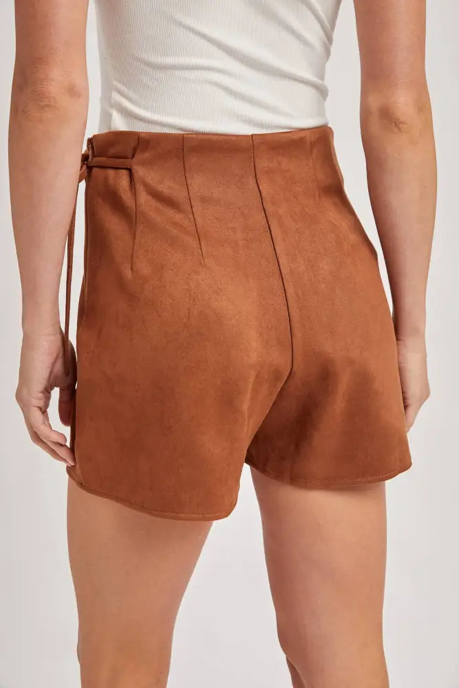 FAUX SUEDE CROSSOVER WRAP SKORT: CAMEL / M