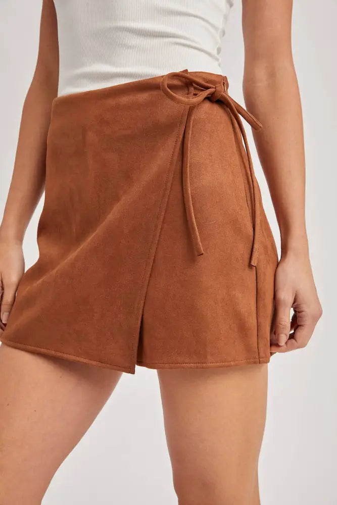 FAUX SUEDE CROSSOVER WRAP SKORT: CAMEL / S