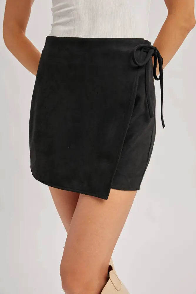 FAUX SUEDE CROSSOVER WRAP SKORT: CAMEL / S