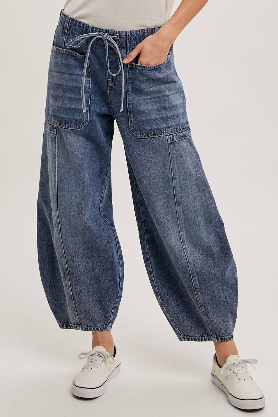 MID-WAIST DRAWSTRINGS BARREL JEANS: MED.WASH