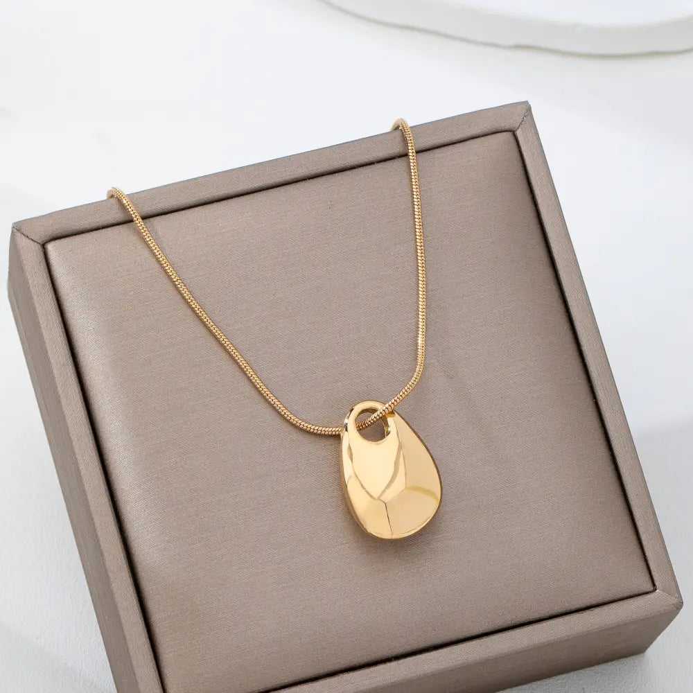 Sculptural Teardrop Pendant Necklace | 80N93028: Gold